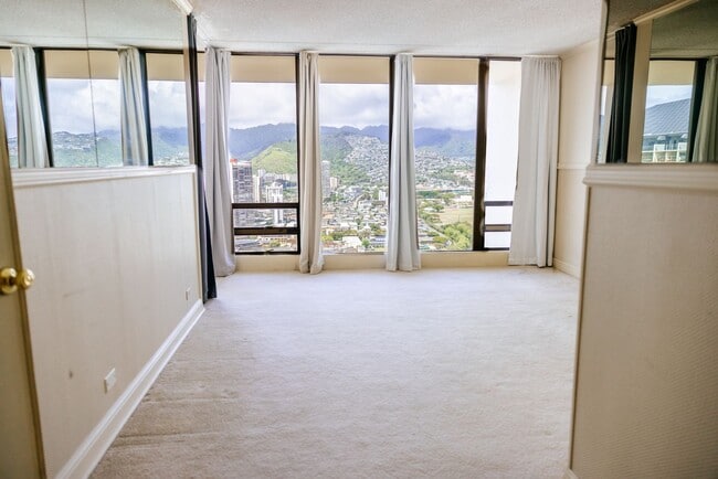 Building Photo - 2240 Kuhio Ave. Unit Studio