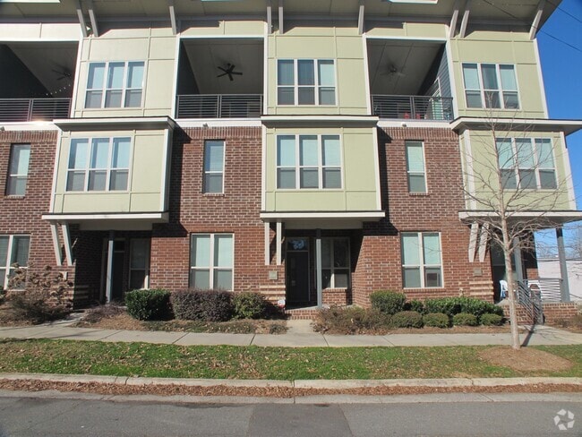 Building Photo - Move-In Ready Townhome located in the Stee...