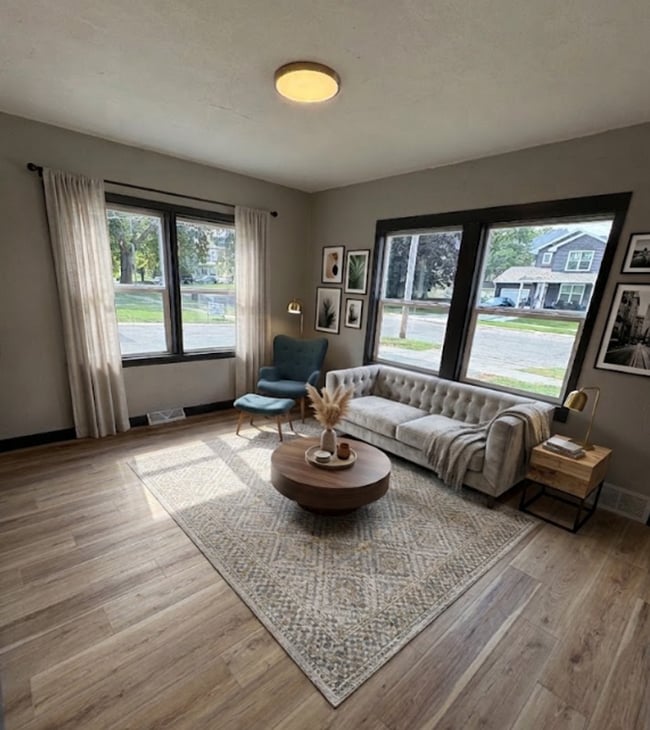 Building Photo - 705-7055 W 3rd St Unit 705.5