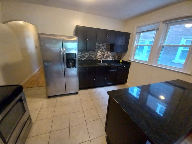 Photo - 837 Beaconsfield Ave Unit 1N