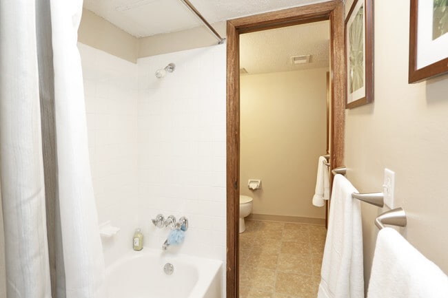 2 habitaciones, 1.5 baños - Cypress/1,000 pies cuadrados - Baño - Country Club Village Apartments