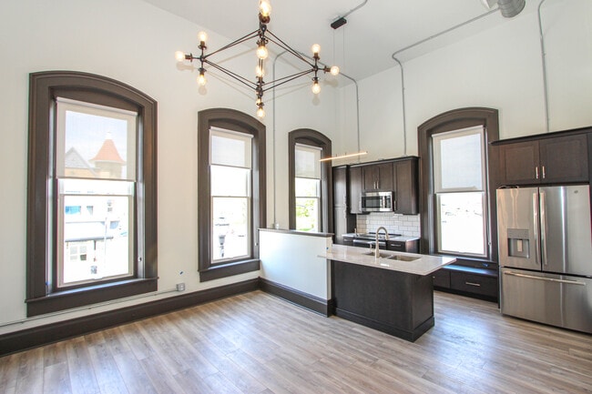 Building Photo - 102 S Main St Unit Suite2 Rental