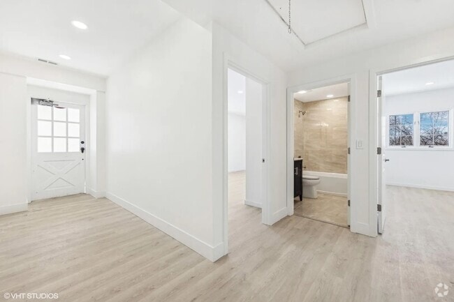 Building Photo - 304 S Hager Ave Rental