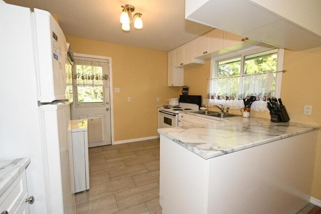 Building Photo - 2 bedroom in Kitimat BC V8C 1G8