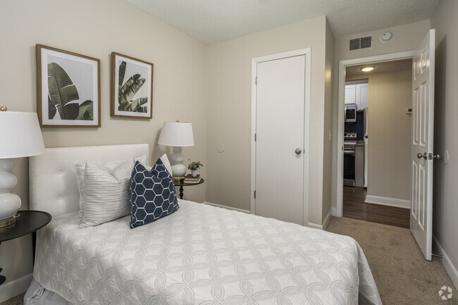 2 habitaciones, 1 baño - 740 pies cuadrados - Primer dormitorio - The Flats Off Main