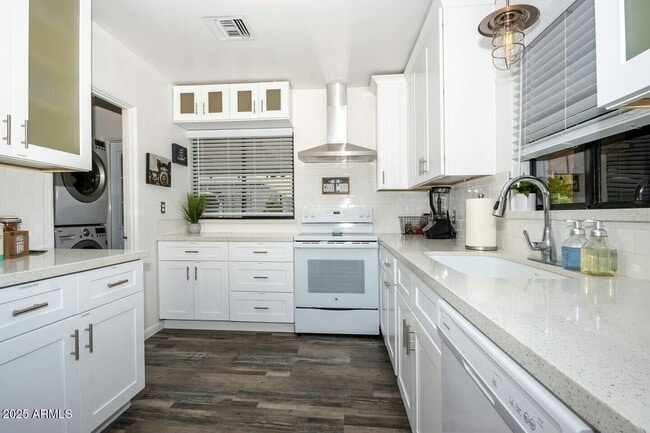Photo - 2327 E Fairmount Ave