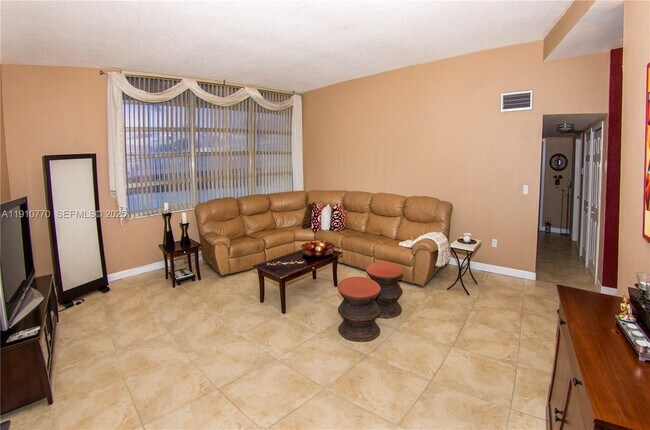 Photo - 1301 NE Miami Gardens Dr Unidad 1726W