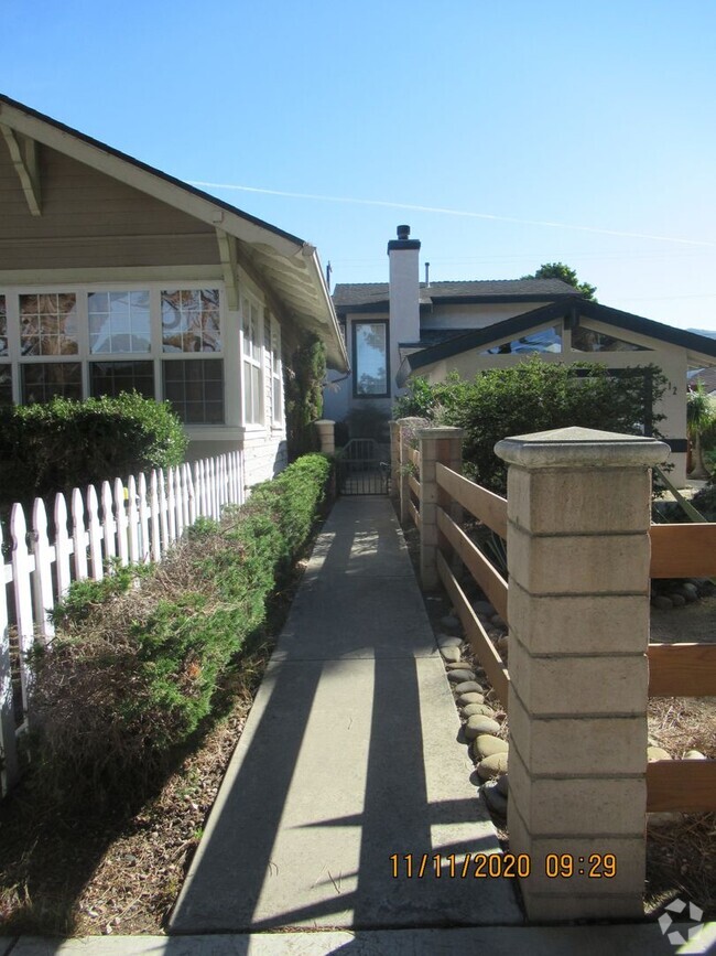 Building Photo - South-Side  Charming Home