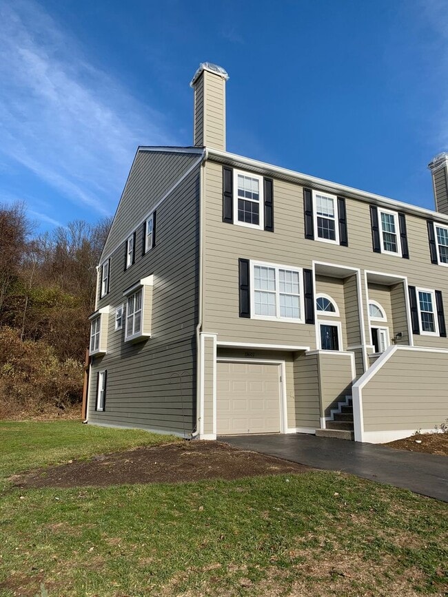 Building Photo - MUST SEE! End Unit, Electric Fireplace, Gr... Rental