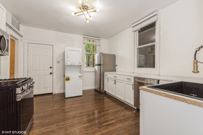 Photo - 2102 W Roscoe St