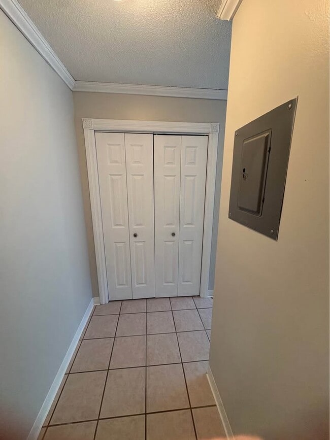 Entryway Closet - Huntington Hills Apartments & Townhomes