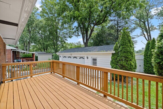 Rare Garage and Steps to Metro 4br  2ba
