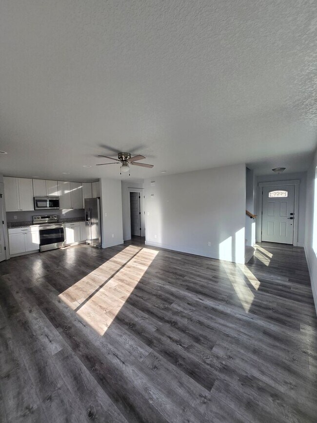 Photo - 3 Bedroom 2.5 Bathroom in Winlock