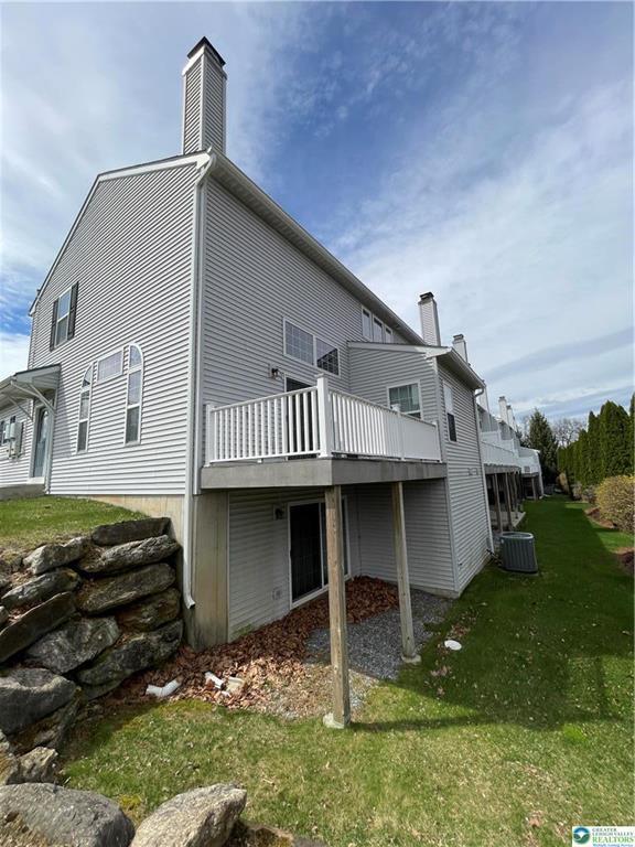 Photo - 351 Hawthorn Ln