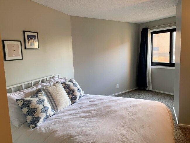 Large bright bedroom - 26 10th St W Unidad 301