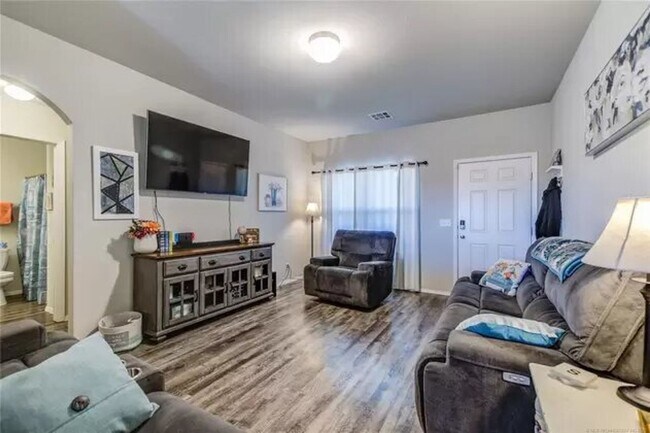 Photo - 3 Bed | 2 Bath | Broken Arrow