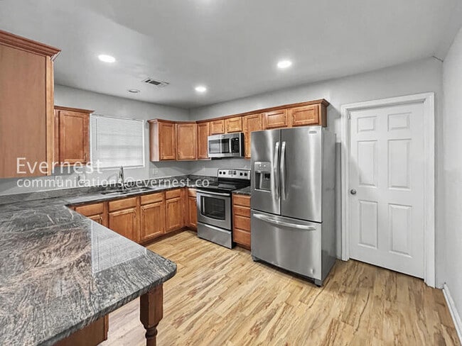 Photo - 1065 Fair St SW