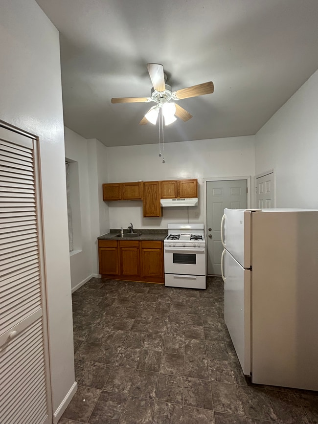 Building Photo - 2442 W Iowa St Unit 1R