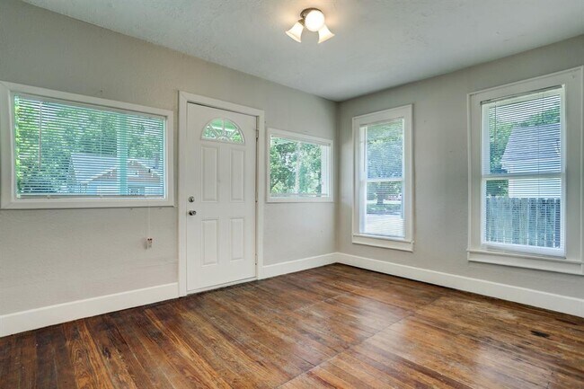 Photo - 523 E Mulberry St