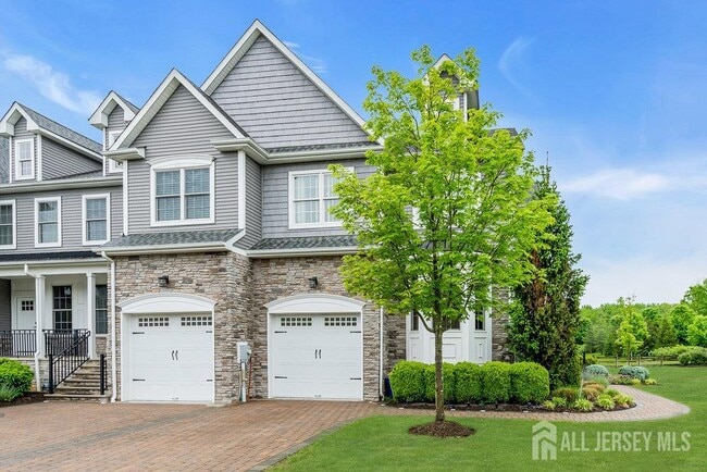 Photo - 47 McCormick Ave N