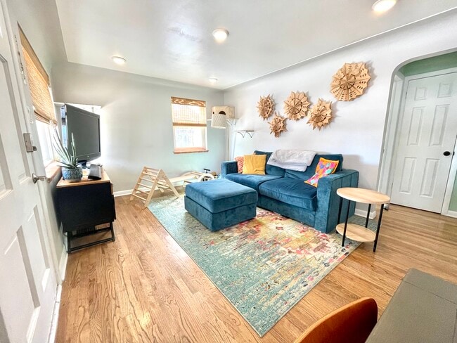 Photo - 3333 Newport St