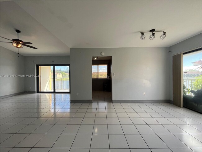Photo - 450 NW 214th St Unidad 205