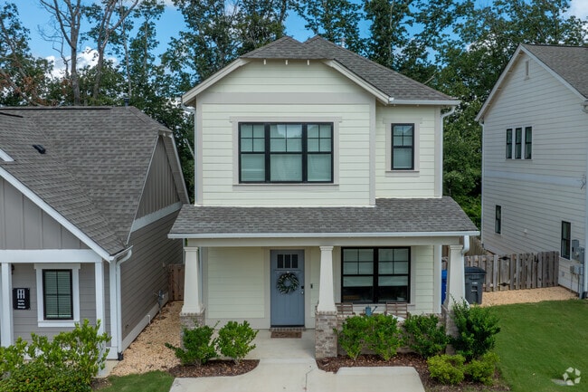 ¡Puerta para perros al patio trasero cercado! - The Heights luxury houses for lease