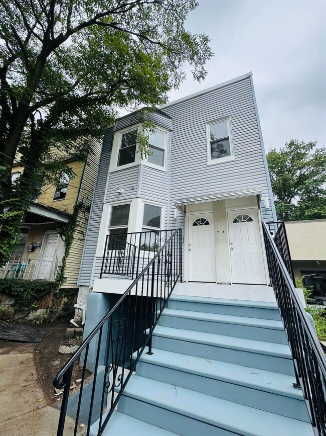 Building Photo - 750 COMMUNIPAW Ave Unit 1A Rental