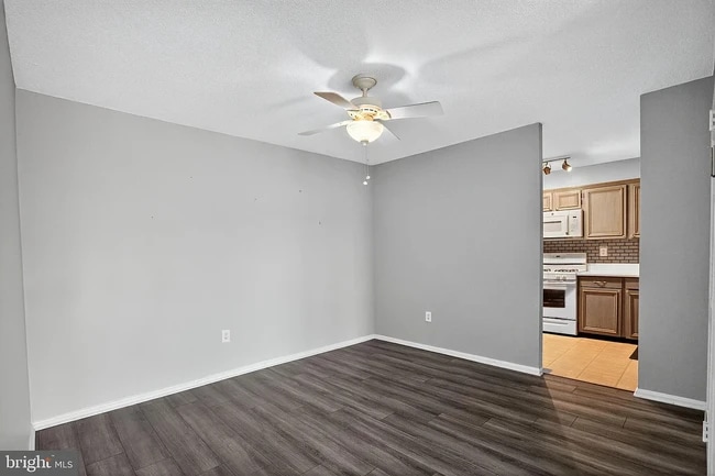 dining area - 1300 Army Navy Dr Unit 529