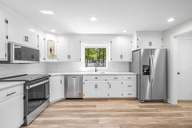 Photo - 557 Maple Rd