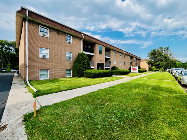 Building Photo - 1409 E Chicago St Unit 3