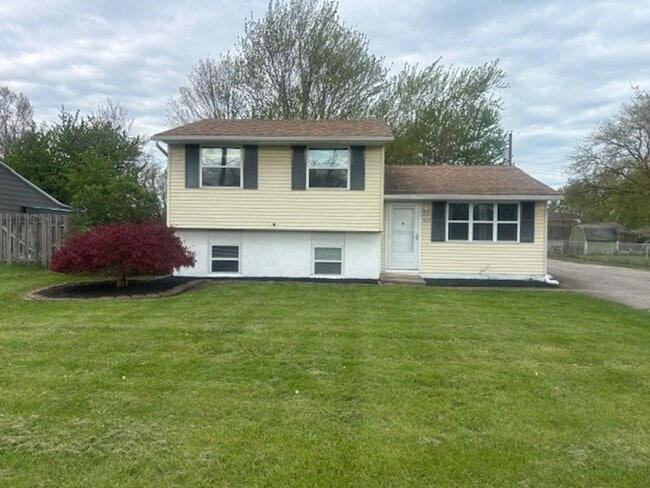 Building Photo - Check out this 4 Bedroom 1.5 Bath West Area of Lorain.