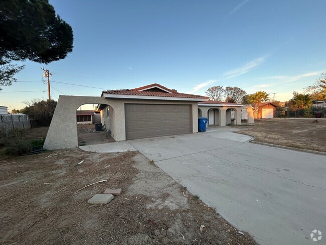 Building Photo - Spacious Home With Ample Outdoor Space!