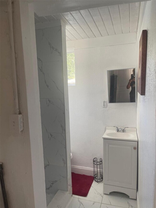 Photo - 408 SW 68th Ave