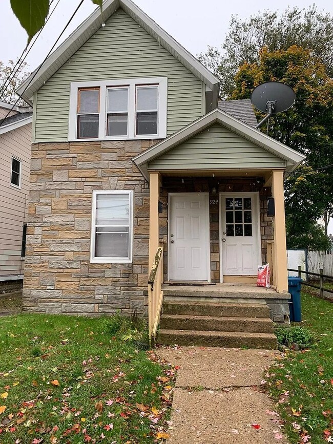 Building Photo - 924 Fountain St NE Unit 924 Fountain St #2