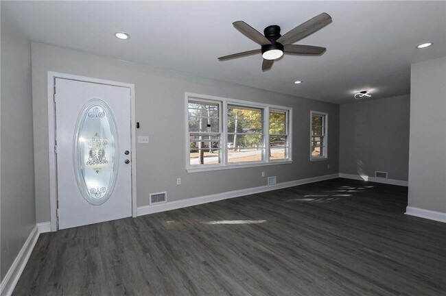 Photo - 1052 Holly Cir