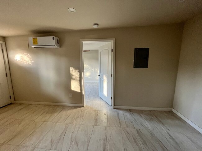 Photo - 5209 Olive Dr Unidad B