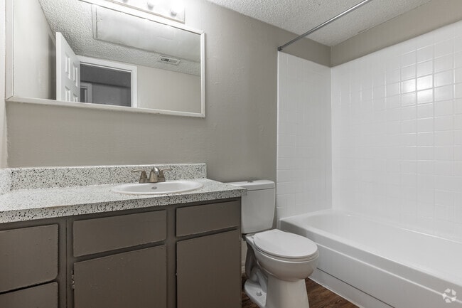 2BR, 1BA - 864SF - Bathroom