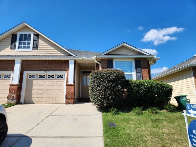 Building Photo - Beautiful 3 bedroom town home with wood fl...