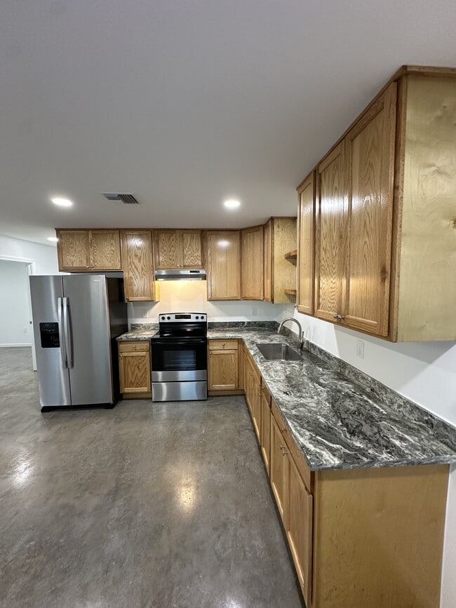 Photo - 126 S Refinery St