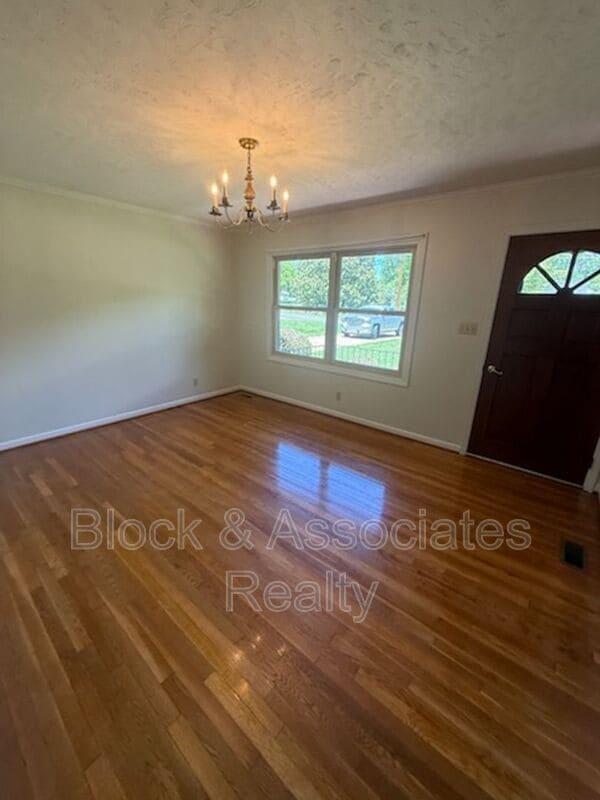 Photo - 304 Swaim St