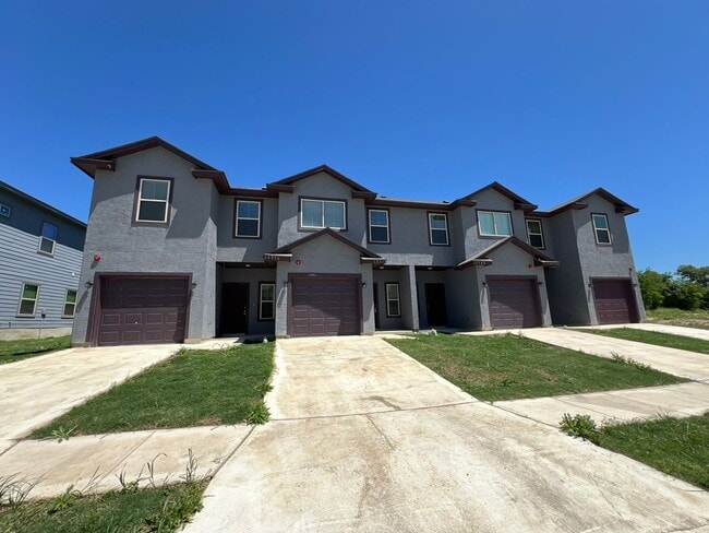 Building Photo - 3-bedroom, 2.5-bathroom townhome in Live Oak!