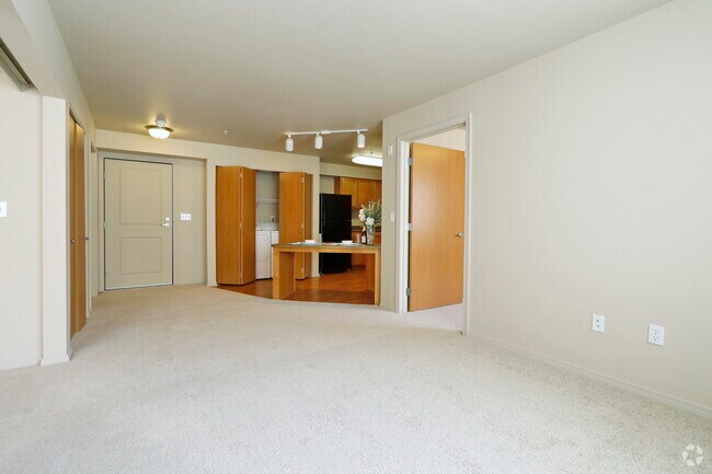 2BR, 1BA - 703 SF