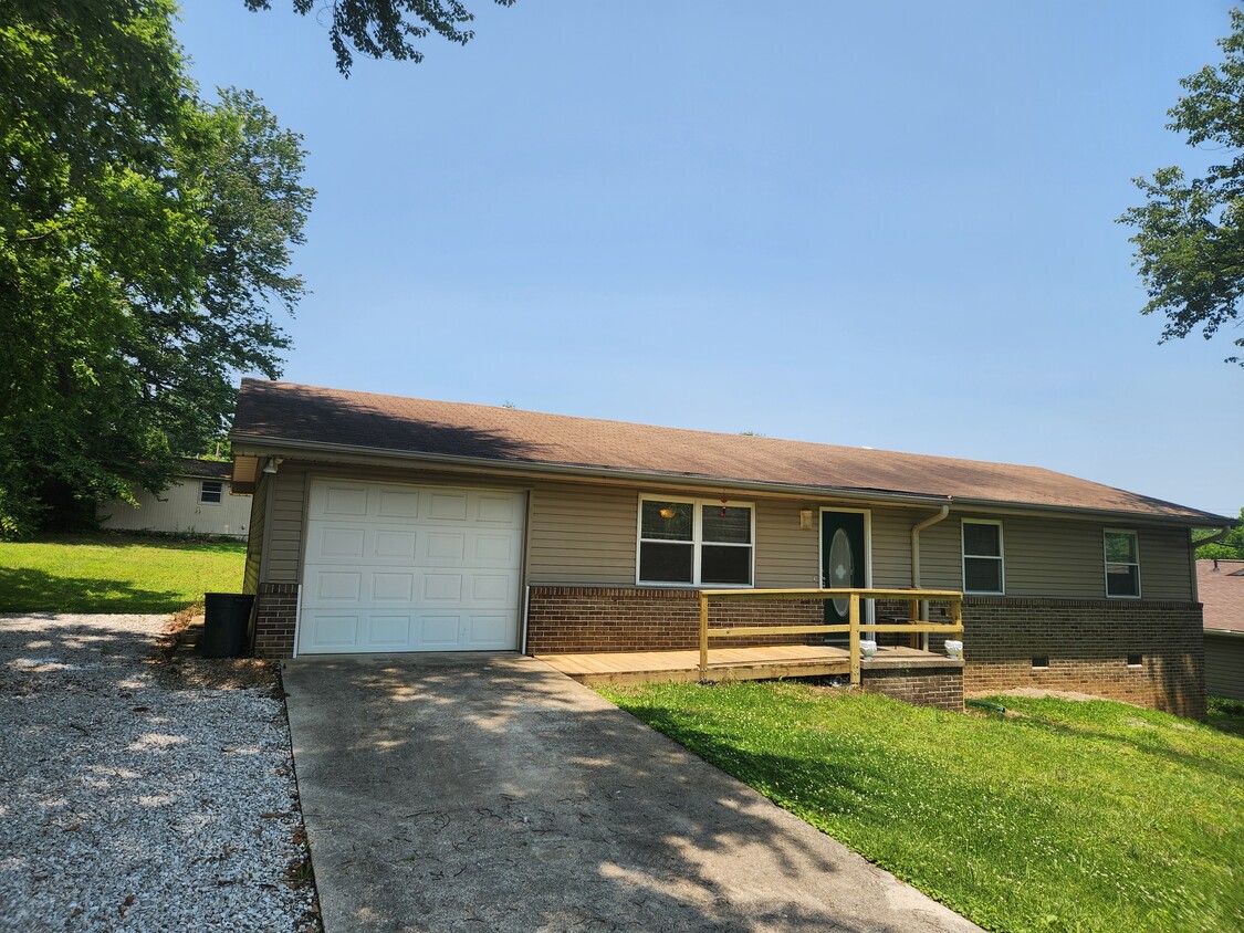 Front - 1605 Woodrow Dr (Knoxville, TN)
