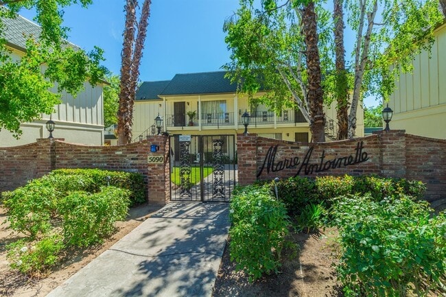 Building Photo - 5090 N Roosevelt Ave Unit 35