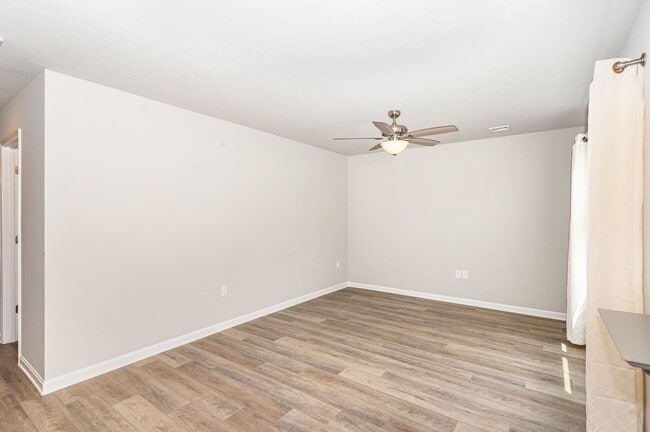 Photo - 652 N College St