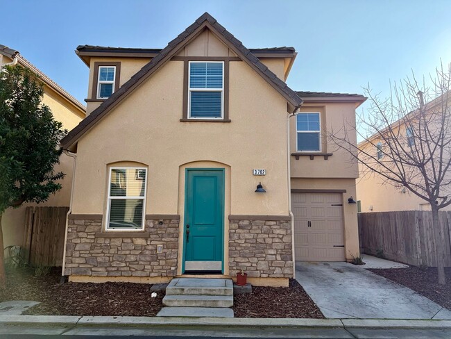 Building Photo - Beautiful 3/2.5 near Clovis East