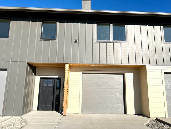 Building Photo - New, Pet Friendly, 2 bed 2 bath Townhouses!