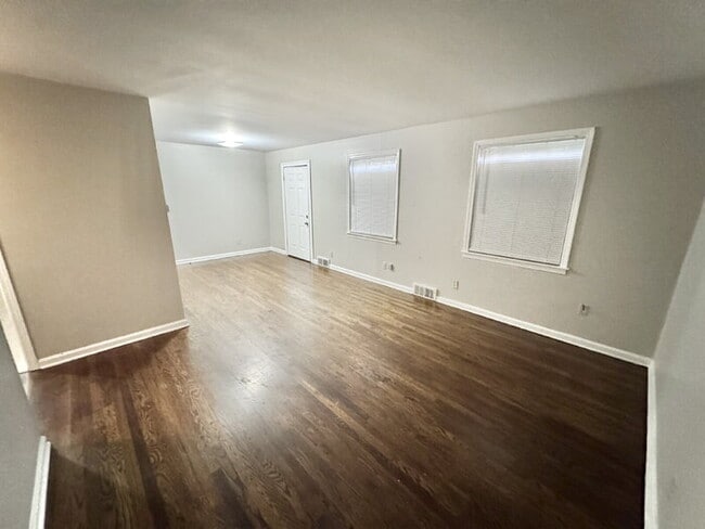 Photo - 3119 Queensgate Ave