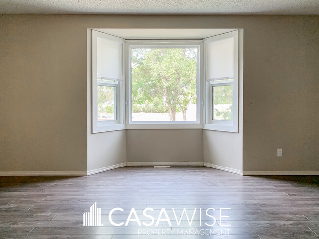 Photo - 9505-9599 99 Ave